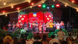 Keluarga besar DPR Papua saat membawakan pujian Natal