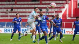 Duel pemain PSBS Biak dengan Arema FC / Dok PSBS Biak Numfor