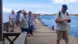 Wisatawan asing mengunjungi Desa Komodo, Manggarai Barat, NTT / Euforia