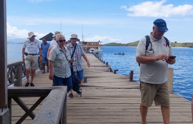 
					Wisatawan asing mengunjungi Desa Komodo, Manggarai Barat, NTT / Euforia