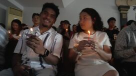 Pemain PSBS Biak Febrianto Uopmobin (kiri) dan Dokter tim PSBS Adriani Aipassa saat mengikuti Ibadah Natal, Malam Kudus di GPIB Ekklesia, Kuta, Bali, Selasa (24/12/2024) / dok. PSBS