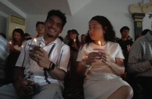 Pemain PSBS Biak Febrianto Uopmobin (kiri) dan Dokter tim PSBS Adriani Aipassa saat mengikuti Ibadah Natal, Malam Kudus di GPIB Ekklesia, Kuta, Bali, Selasa (24/12/2024) / dok. PSBS