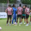 Bio Paulin (Jersey biru) saat memberikan materi kepada pemain PSBS / dok PSBS Biak
