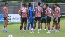 Bio Paulin (Jersey biru) saat memberikan materi kepada pemain PSBS / dok PSBS Biak