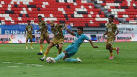 Duel pemain PSBS Biak dengan Dewa United / dok. PSBS Biak