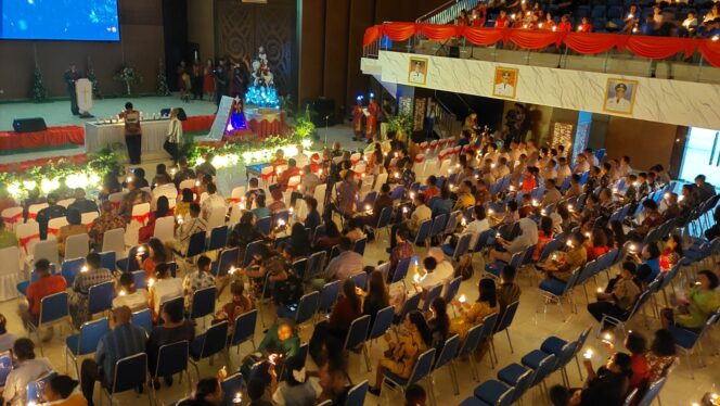 
					Suasana Ibadah Perayaan Natal Pemprov Papua di Gedung Sasana Krida / Euforia