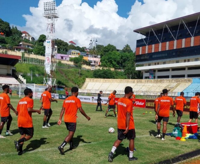 
					Skuad Persipura Jayapura sedang berlatih 