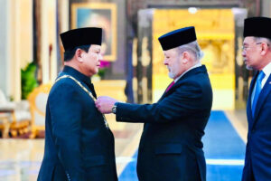 Presiden Prabowo Dianugerahi Tanda Kehormatan Darjah Kerabat Johor