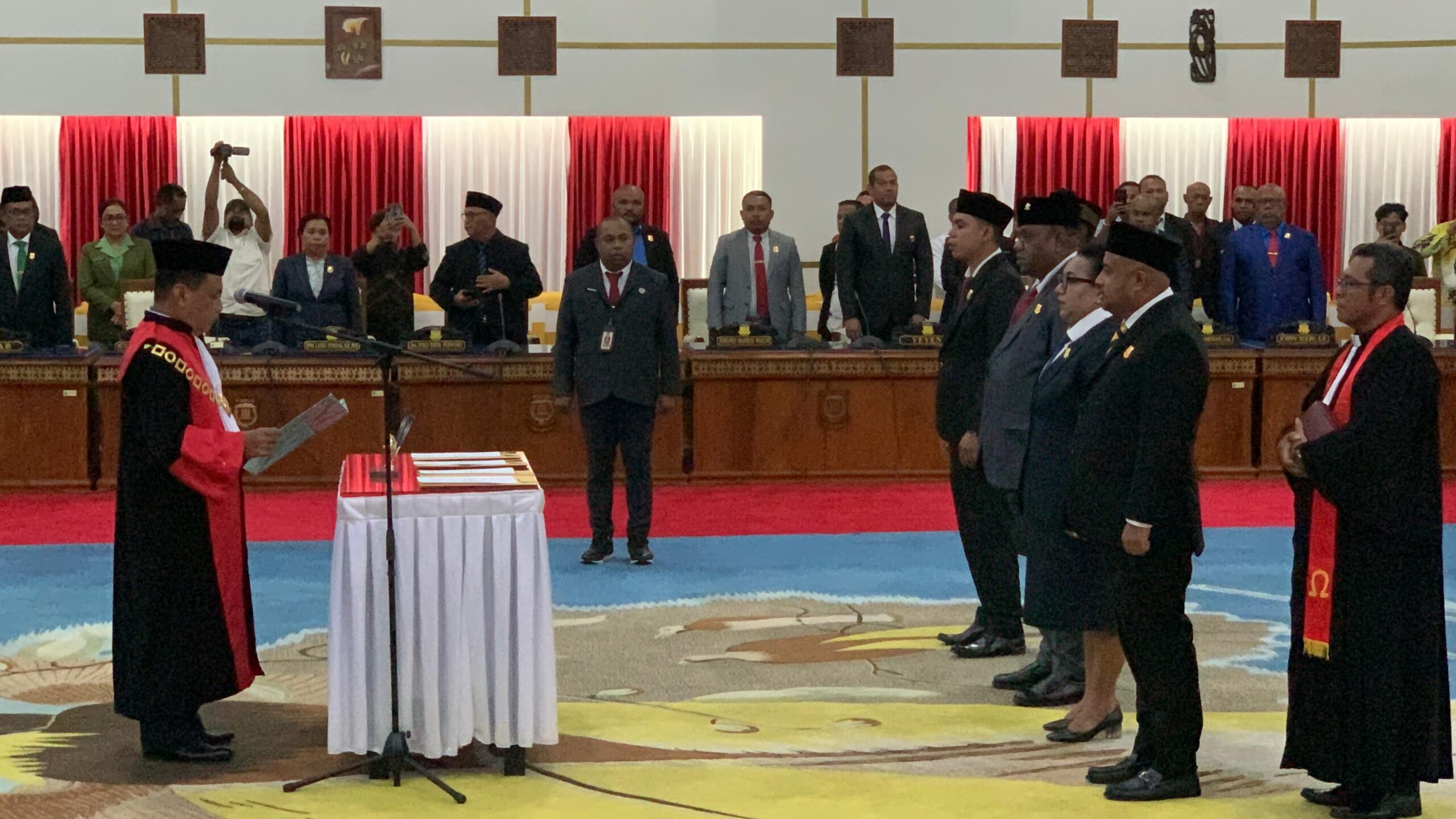 Suasana pelantikan pimpinan definitif DPR Papua masa jabatan 2024-2029