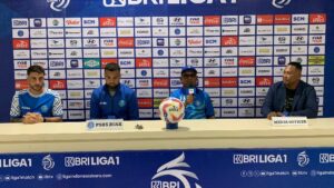 Emral Abus dan Julian Velasquez pada konferensi pers jelang pertandingan kontra Persib Bandung 