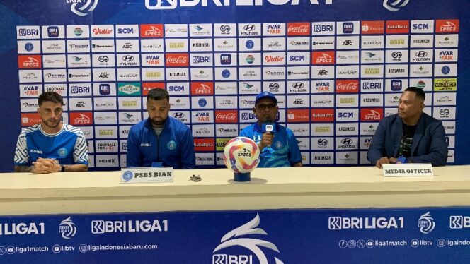 
					Emral Abus dan Julian Velasquez pada konferensi pers jelang pertandingan kontra Persib Bandung 