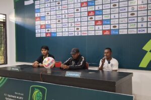 Ricardo Salampessy dan Yustinus Pae pada konferensi pers jelang pertandingan kontra Persipal Palu