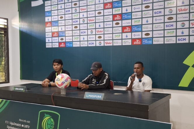 
					Ricardo Salampessy dan Yustinus Pae pada konferensi pers jelang pertandingan kontra Persipal Palu