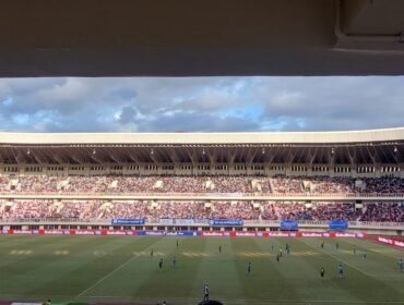 Ribuan Penonton menyaksikan laga PSBS Biak vs Persib Bandung di Stadion Lukas Enembe