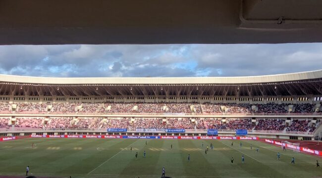 Ribuan Penonton menyaksikan laga PSBS Biak vs Persib Bandung di Stadion Lukas Enembe