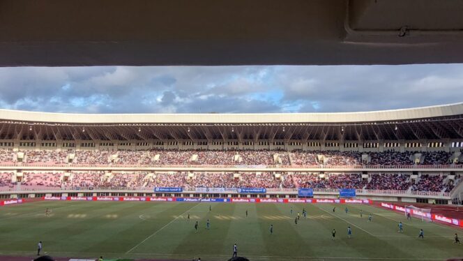 
					Ribuan Penonton menyaksikan laga PSBS Biak vs Persib Bandung di Stadion Lukas Enembe