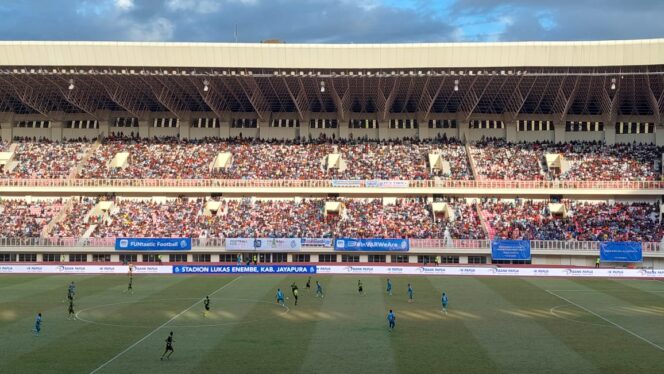 
					Laga PSBS Biak vs Persib Bandung di Stadion Utama Lukas Enembe 