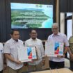 Plt Direktur Layanan TI Masyarakat dan Pemerintah BAKTI Komdigi, Sudarmanto bersama dengan Kepala Balai Taman Nasional Ujung Kulon Ardi Andono usai menandatangani perjanjian kerja sama / Humas BAKTI Komdigi