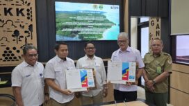 Plt Direktur Layanan TI Masyarakat dan Pemerintah BAKTI Komdigi, Sudarmanto bersama dengan Kepala Balai Taman Nasional Ujung Kulon Ardi Andono usai menandatangani perjanjian kerja sama / Humas BAKTI Komdigi