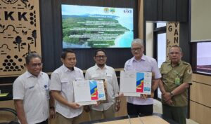 Plt Direktur Layanan TI Masyarakat dan Pemerintah BAKTI Komdigi, Sudarmanto bersama dengan Kepala Balai Taman Nasional Ujung Kulon Ardi Andono usai menandatangani perjanjian kerja sama / Humas BAKTI Komdigi