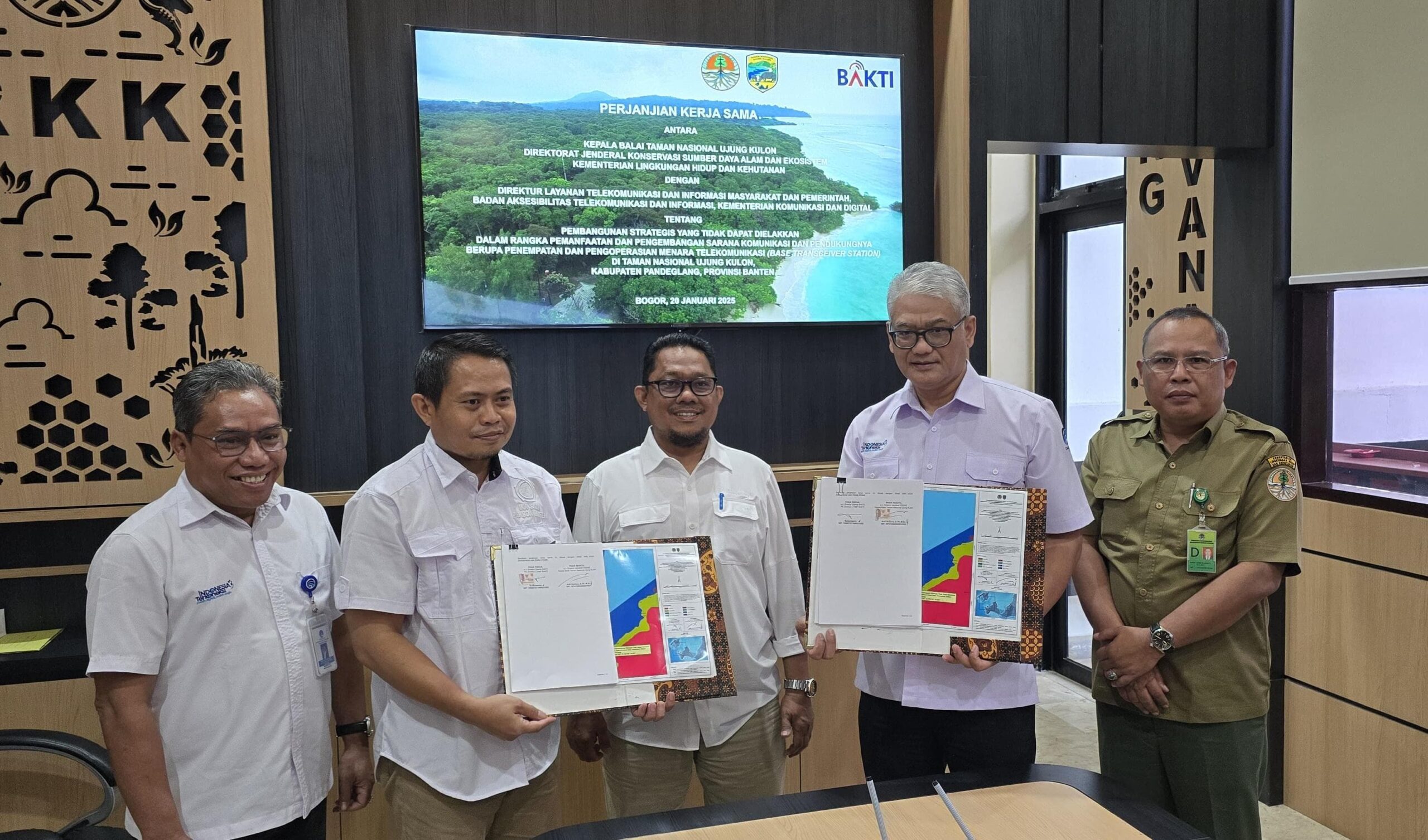 Plt Direktur Layanan TI Masyarakat dan Pemerintah BAKTI Komdigi, Sudarmanto bersama dengan Kepala Balai Taman Nasional Ujung Kulon Ardi Andono usai menandatangani perjanjian kerja sama / Humas BAKTI Komdigi