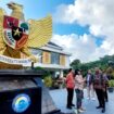 Anggota Komisi XIII DPR RI, Yan Permenas Mandenas saat mengunjungi PLBN Skouw
