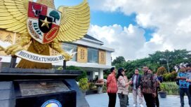 Anggota Komisi XIII DPR RI, Yan Permenas Mandenas saat mengunjungi PLBN Skouw