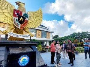 Anggota Komisi XIII DPR RI, Yan Permenas Mandenas saat mengunjungi PLBN Skouw