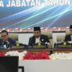 Ketua DPR Papua, Denny Henrry Bonai, didampingi Wakil Ketua I Herlin Beatrix Monim, dan Wakil Ketua III Supriadi Laling