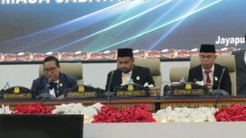 Ketua DPR Papua, Denny Henrry Bonai, didampingi Wakil Ketua I Herlin Beatrix Monim, dan Wakil Ketua III Supriadi Laling