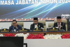 Ketua DPR Papua, Denny Henrry Bonai, didampingi Wakil Ketua I Herlin Beatrix Monim, dan Wakil Ketua III Supriadi Laling