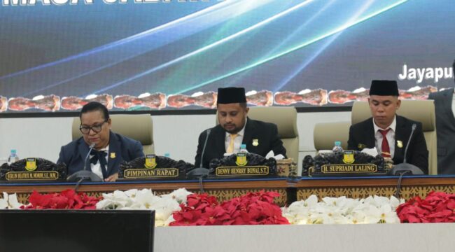 Ketua DPR Papua, Denny Henrry Bonai, didampingi Wakil Ketua I Herlin Beatrix Monim, dan Wakil Ketua III Supriadi Laling