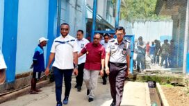 Anggota Komisi XIII DPR RI, Yan Mandenas didampingi Kakanwil Hukum dan HAM Papua  Antonius Ayorbaba dan Kalapas Narkotika Doyo saat berkunjung ke Lapas Narkotika Doyo