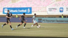 Dua pemain PSIS membuntuti seorang pemain PSBS / dok media officer PSBS Biak Numfor