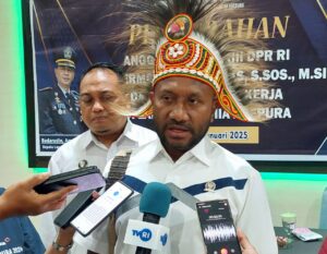 Anggota Komisi XIII DPR RI, Yan Mandenas didampingi Kakanwil Dirjen Pemasyarakatan Papua, Teguh Pamuji