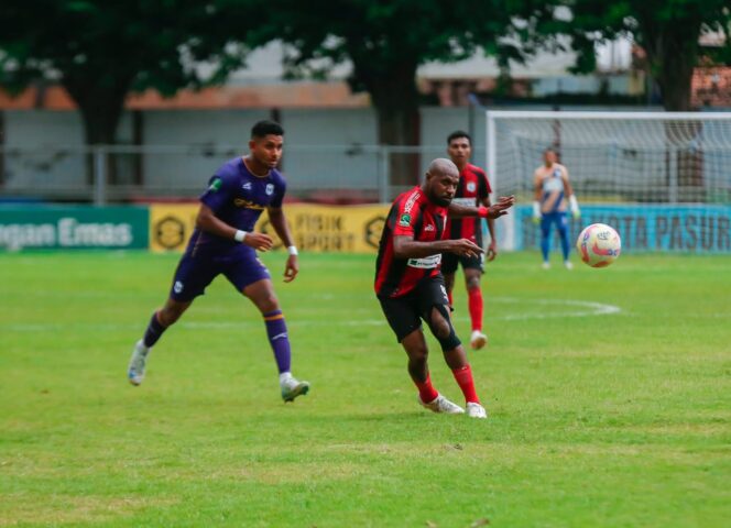 
					Boaz Solossa saat melepas tembakan ke gawang Rans / dok media officer Persipura