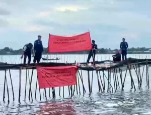 Petugas saat melakukan penyegelan Pagar Laut di Perairan Bekasi / Dok KKP