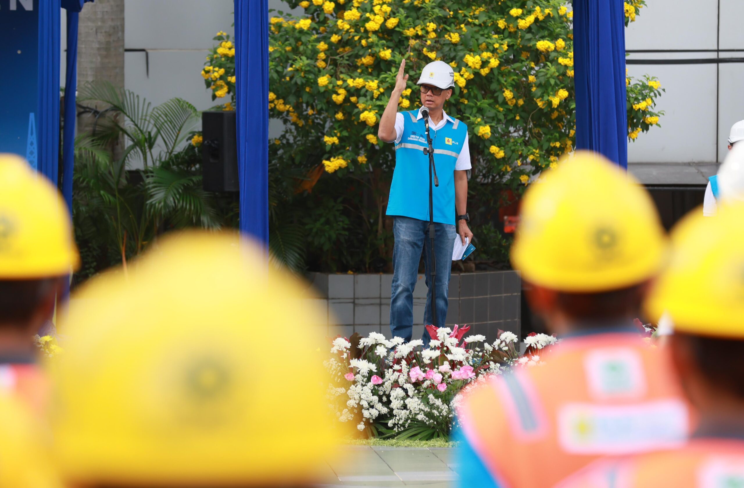 Dirut PT PLN (Persero), Darmawan Prasodjo memimpin apel gabungan peringatan bulan K3 Nasional 2025 / Dok. PLN