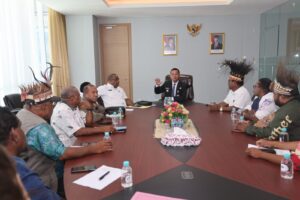 Pj Gubernur Papua saat menemui Perwakilan FPKPM / Dok Bams Pasific