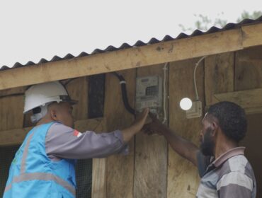 Petugas PLN melakukan pemasangan listrik di salah satu rumah warga / Dok PLN