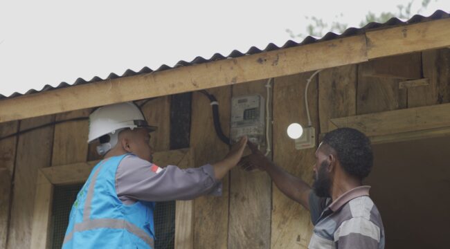 Petugas PLN melakukan pemasangan listrik di salah satu rumah warga / Dok PLN