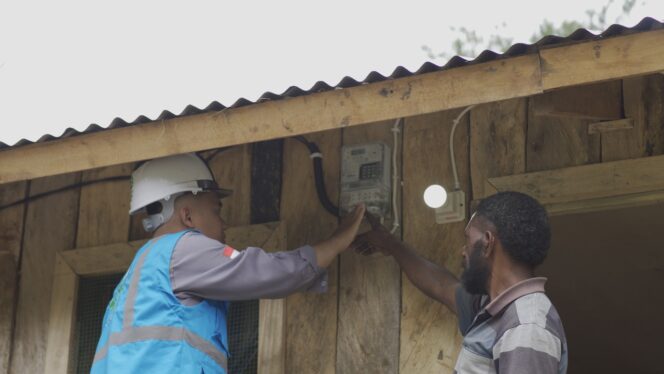 
					Petugas PLN melakukan pemasangan listrik di salah satu rumah warga / Dok PLN