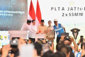 Presiden Prabowo bersama Menteri ESDM, Bahlil Lahadalia dam Menteri BUMN, Erick Thohir meresmikan 37 proyek strategis ketenagalistrikan / Dok esdm.go.id