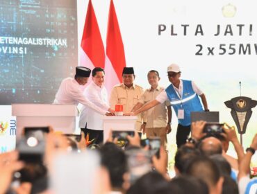 Presiden Prabowo bersama Menteri ESDM, Bahlil Lahadalia dam Menteri BUMN, Erick Thohir meresmikan 37 proyek strategis ketenagalistrikan / Dok esdm.go.id