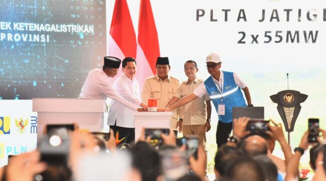 Presiden Prabowo bersama Menteri ESDM, Bahlil Lahadalia dam Menteri BUMN, Erick Thohir meresmikan 37 proyek strategis ketenagalistrikan / Dok esdm.go.id