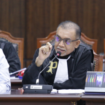Petrus P. Ell selaku kuasa hukum Pihak Terkait saat membacakan keterangan pada sidang perkara Nomor 241/PHPU.GUB-XXIII/2025 Perselisihan Hasil Pemilihan Umum Gubernur Papua Selatan, Jumat (31/1) di Ruang Sidang Panel 3 MK. Foto Humas MK RI/Bayu