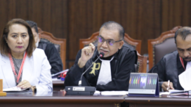 Petrus P. Ell selaku kuasa hukum Pihak Terkait saat membacakan keterangan pada sidang perkara Nomor 241/PHPU.GUB-XXIII/2025 Perselisihan Hasil Pemilihan Umum Gubernur Papua Selatan, Jumat (31/1) di Ruang Sidang Panel 3 MK. Foto Humas MK RI/Bayu