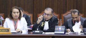 Petrus P. Ell selaku kuasa hukum Pihak Terkait saat membacakan keterangan pada sidang perkara Nomor 241/PHPU.GUB-XXIII/2025 Perselisihan Hasil Pemilihan Umum Gubernur Papua Selatan, Jumat (31/1) di Ruang Sidang Panel 3 MK. Foto Humas MK RI/Bayu