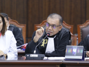 Petrus P. Ell selaku kuasa hukum Pihak Terkait saat membacakan keterangan pada sidang perkara Nomor 241/PHPU.GUB-XXIII/2025 Perselisihan Hasil Pemilihan Umum Gubernur Papua Selatan, Jumat (31/1) di Ruang Sidang Panel 3 MK. Foto Humas MK RI/Bayu