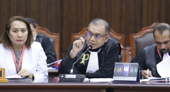 Petrus P. Ell selaku kuasa hukum Pihak Terkait saat membacakan keterangan pada sidang perkara Nomor 241/PHPU.GUB-XXIII/2025 Perselisihan Hasil Pemilihan Umum Gubernur Papua Selatan, Jumat (31/1) di Ruang Sidang Panel 3 MK. Foto Humas MK RI/Bayu